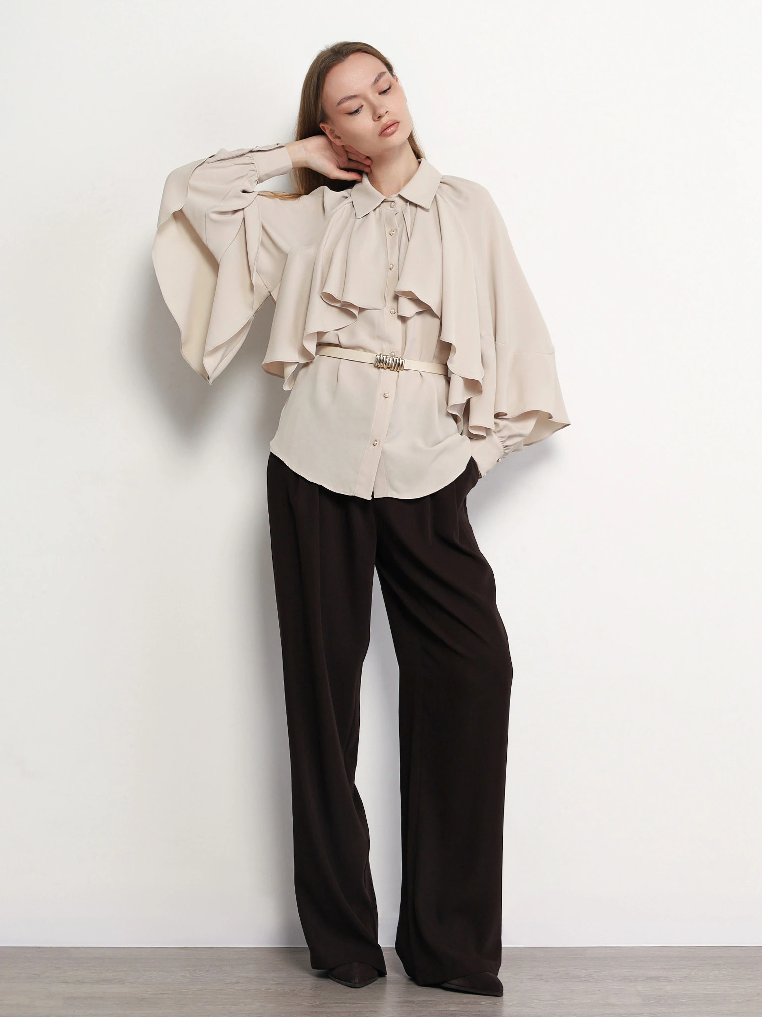 Блуза бежевого цвета с рюшами